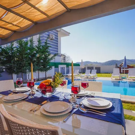 Hotel Oeluedeniz'de 4 Odali Lueks Fethiye